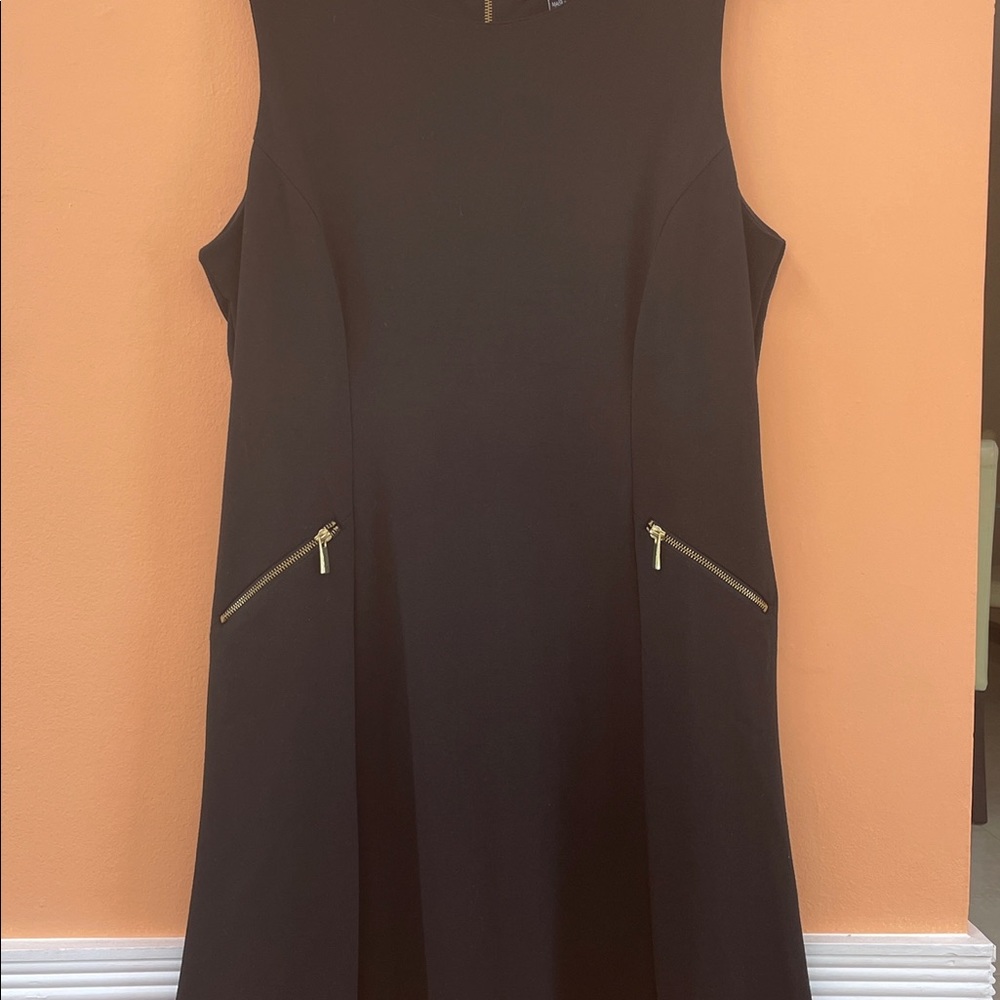 Flattering sleeveless dress, long back zipper. Knee length.Thick Jersey material